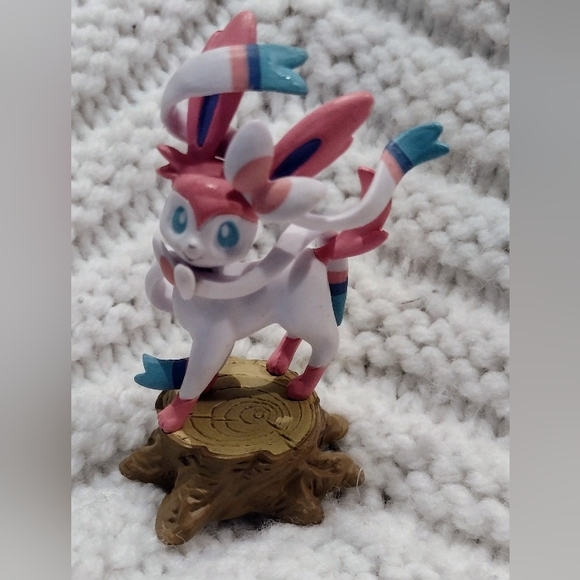 Pokemon Sylveon Collectible Figure 2013 Pokemon TCG Sylveon Collection Box - Picture 1 of 5